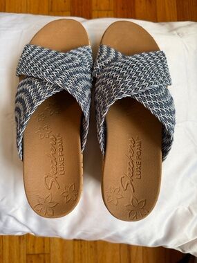 Skechers Women’s Navy and White Woven Crossover Slide Sandals Women’s Size 8